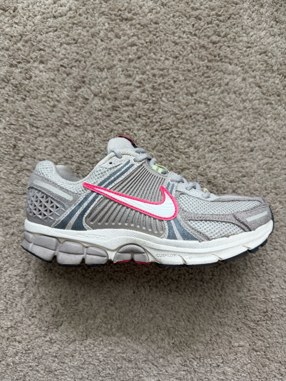 Nike Zoom Vomero 5 Womens Size 7.5 Grey Pink Running Shoes IH0278-033